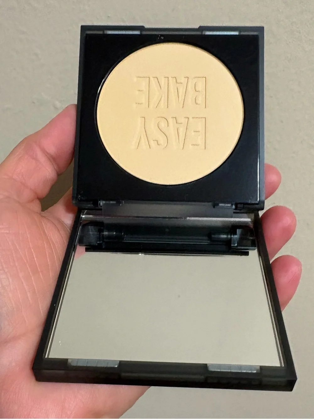 HUDA BEAUTY Easy Bake and Snatch Brightening & Setting Powder -BLONDIE Brand New